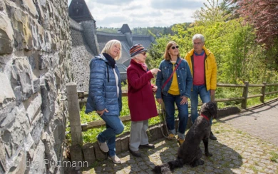 Kleingruppe am Plateau der Staumauer