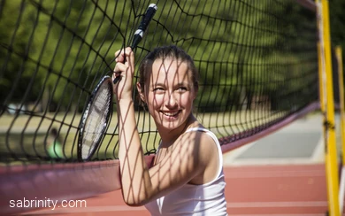 Junge Frau am Federballnetz