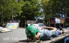 Skater liegend auf einer Bank